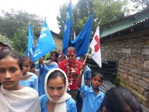 Els, de landenafgevaardigde van Rode Kruis-Vlaanderen in Nepal, wordt ontvangen bij de officiële viering van het resultaat dat in drie wijken alle huizen een toilet hebben.
