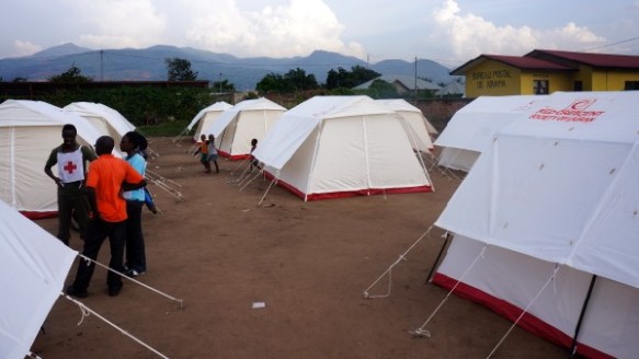 70 tenten van het Rode Kruis in de wijk Kinama. 