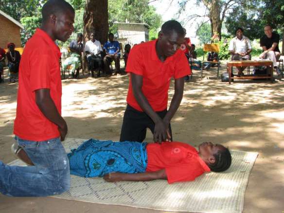 Rode Kruisvrijwilligers tonen enkele eerstehulptechnieken.