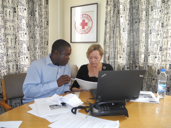 Overleg met de financiële manager in Botswana.